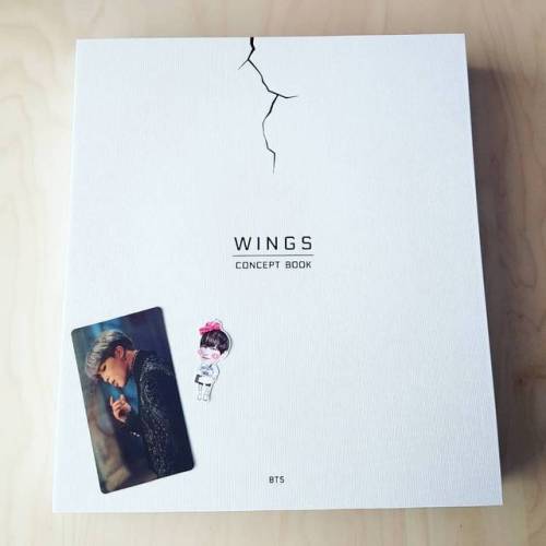 Got my BTS WINGS Concept Book today with Jimins lenticular photocard And the seller added a small T