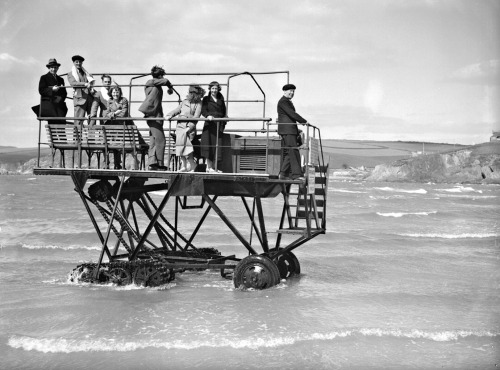 Promenade en bord de plage, 1935.