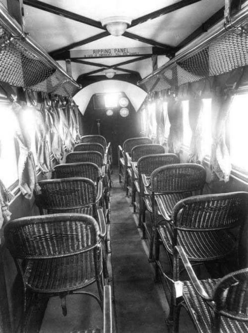 fuckyeahmodernflapper:Inside of an airplane in 1930.