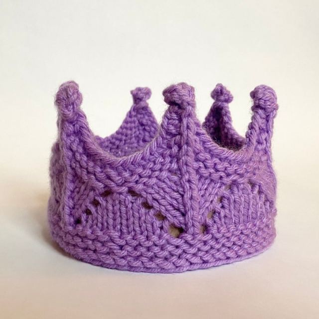 Knitted Birthday Crowns - Delicate and Sophisticated! 👉  - get the pattern or buy one ready-made! 👑