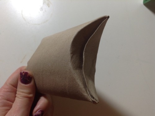 How to make a pillow box out of a loo roll for teeny Christmas presents! &hellip;may have looked bet