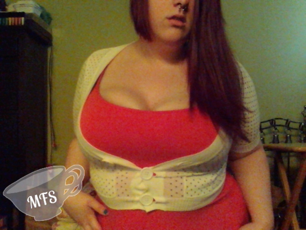 missfreudianslit:  What is Miss Fiona wearing today? Got my watermark working on