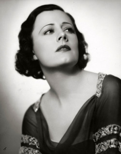 wehadfacesthen:  Irene Dunne, 1932, photo