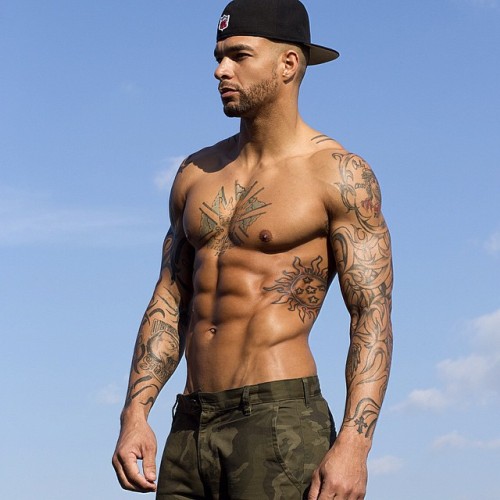 Hesgorgousandnaked