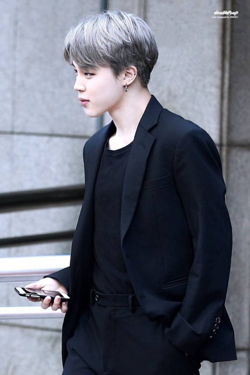 princejimineee: Wearing all black should be illegal for Park Jimin. 