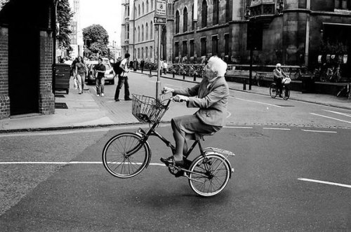 fixieporn:Me on my way to your chicks spot.MEGA BABE RIDES BIKE