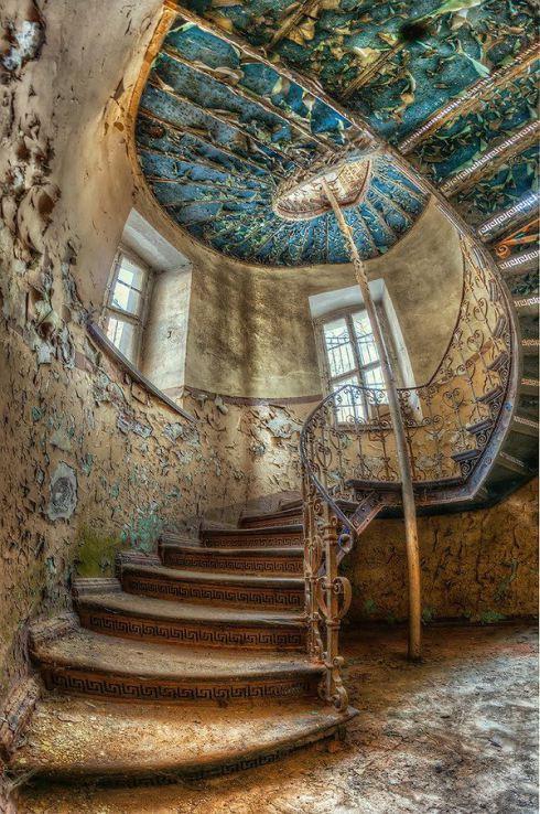 ghostlywatcher:  Abandoned palace in Poland 