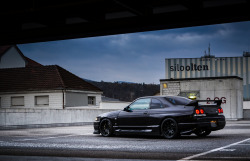 jdmlifestyle:  That’s one intimidating R33. Photo By: D-15 Photography