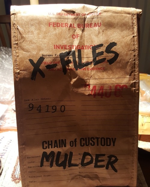 leiascully: scienceandmysticism: greenisfor: So I bought an x files lunch bag. My coworkers will lau