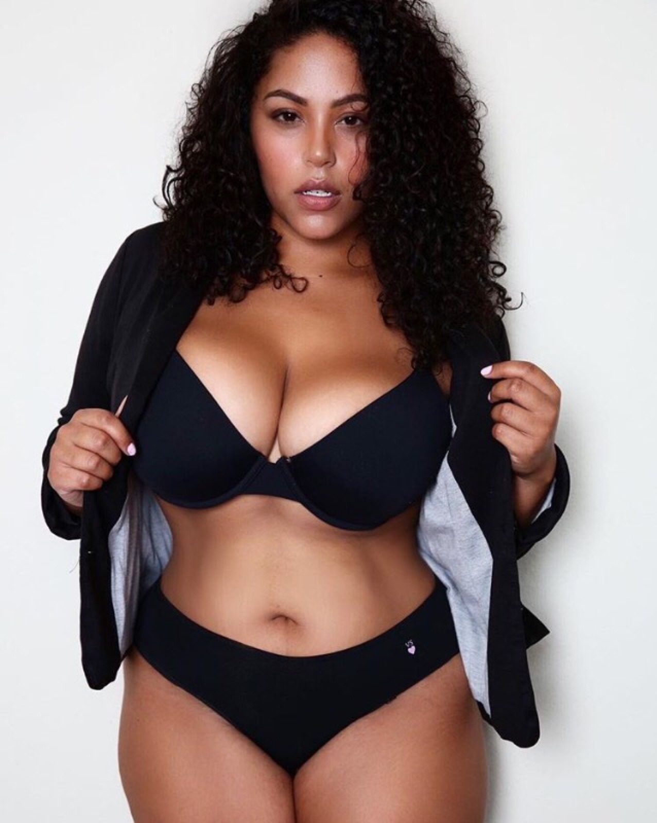 italiankong:  Audrey Littie. Breathtaking beauty and curves to die for. 