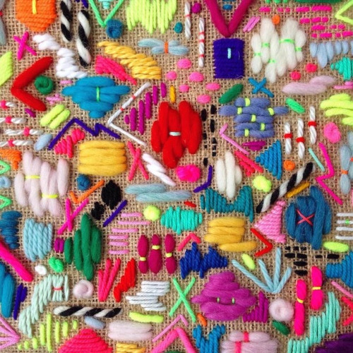 fibrearts: Elizabeth Pawle’s scattering embroideries remind me of doodles made with thread.