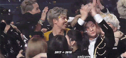 twoy:BTS’ tradition of welcoming a new year by hugging each other! 