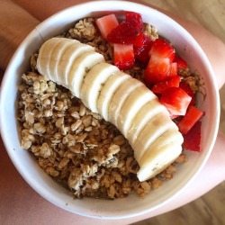 mirandasmunchies:love me an açai bowl from nekter👅 got the PB bowl this time… but honestly, the pitaya bowl has my heart💖