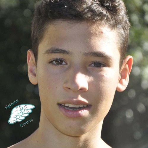 heteros-caidos:  Tomas M. 18 años jarocho (Ganador)  Un chavo que va en la misma prepa q yo, un año mayor y jamas pense q fuese tan cochinote jeje 😳😳