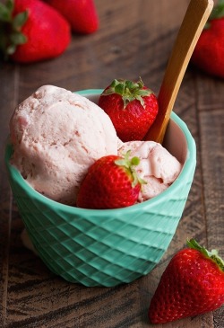 do-not-touch-my-food:    Strawberry Ice Cream