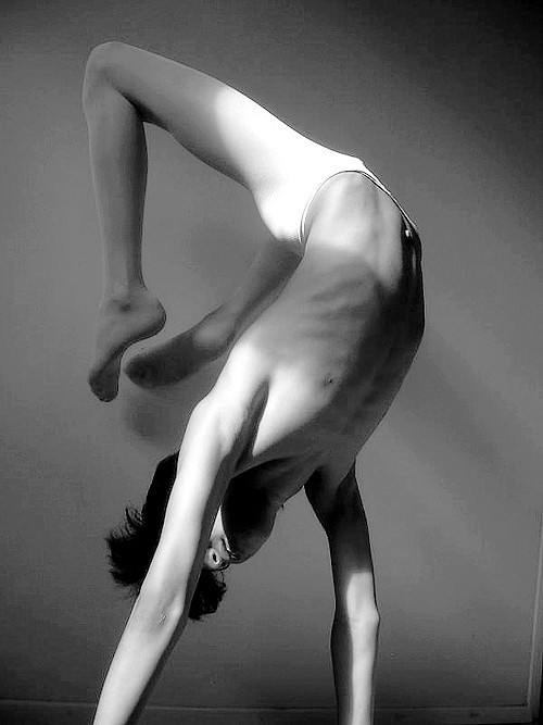 yoshicuteboy:  le garçon aime le corps des danseurs / the boy loves the dancers’