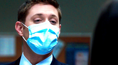 jensen-jay: Supernatural | 5x20 - The devil you know Sam and Dean comply with the face mask thing&am
