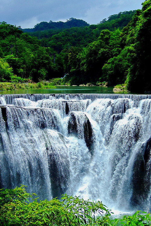 wonderous-world:Shifen Waterfall by ( ´_ゝ`) Sho