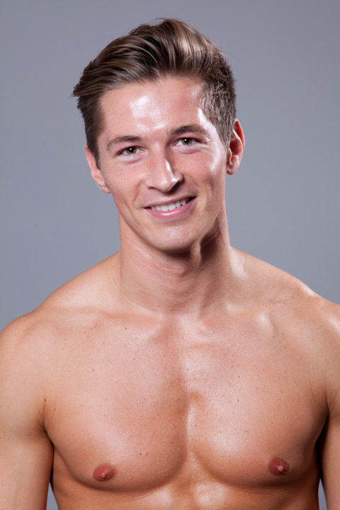 usosecksee:  Handsome UK news reporter who also speaks fluent French. I’m sold! 