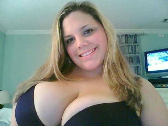 tumbleonandonstuff:Ultra Busty Cleavage!