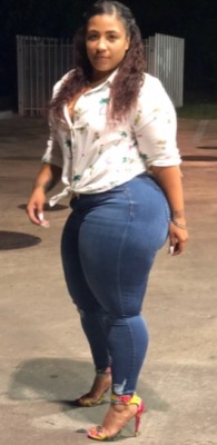 bettercallsaulbb: Thick as hell damn! 