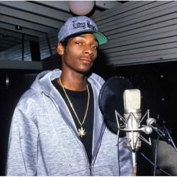 hip-hop-fanatic:  Snoop Dogg in the studio,