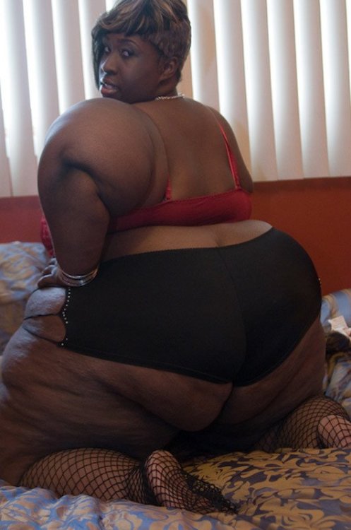 fatcurvystories:  ladyseductressxxx you MUST have the softest creamiest hips everâ€¦