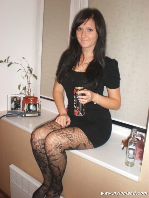 So many sexy ladies in nylons you will blow a load to knock over an NFL PYLON!!www.pantyhose.nylonla