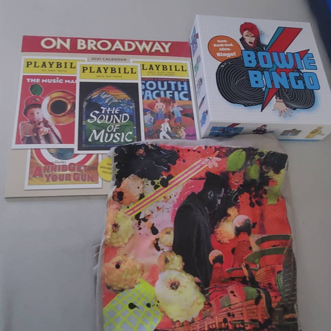 My husband knows me well. He is the best in the world #PlaybillCalendar #DavidBowieBongo #LeslieOdomJrtshirt Merry Christmas
https://www.instagram.com/p/CJPLD3FjXqo/?igshid=weccz0mejwfd