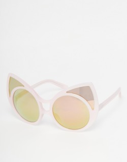 bitterbitchclubpresident:  fawnalie:  cat ear sunglasses // linda farrow  tigerlillest you’re not a wild cat person but I still think these would be cute for you  I WANT THESE