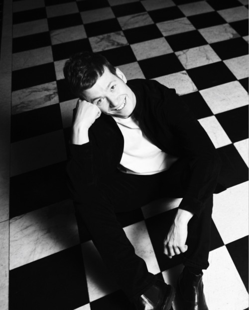 ed-speleers-addicts:  Allo the photos for the lady issue Of Apollo mag ;) 