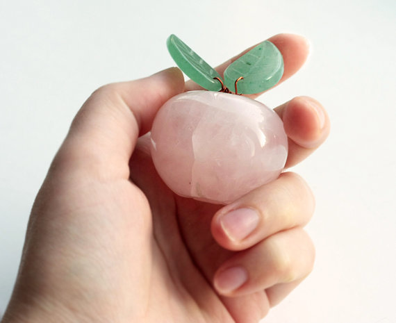 klausigelos:  I love this rose quartz and green aventurine apple but I can’t afford