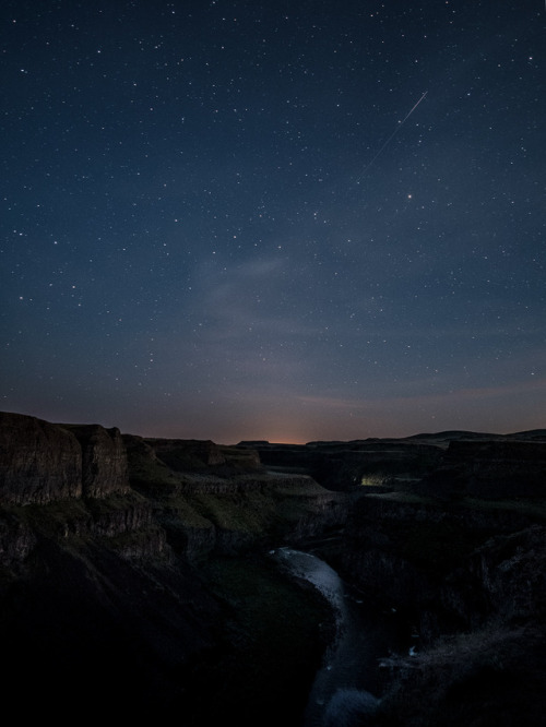 A more-or-less-somewhat realistic shot of the sky at Palouse Falls Canyon, Washington [OC][1350x1800