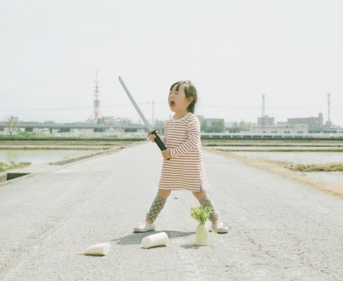 ohhaitomster:  koikoikoi:  Japanese Photographer Takes Imaginative & Adorable Photos of His Daughter Japanese photographer Toyokazu Nagano, taking just the most adorable photos of his youngest daughter, Kanna. Each picture is taken on the same road,