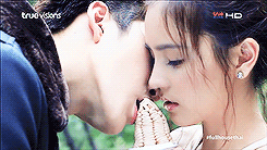 kpopruinedme:  Who knew eating ice cream could look so hot. 