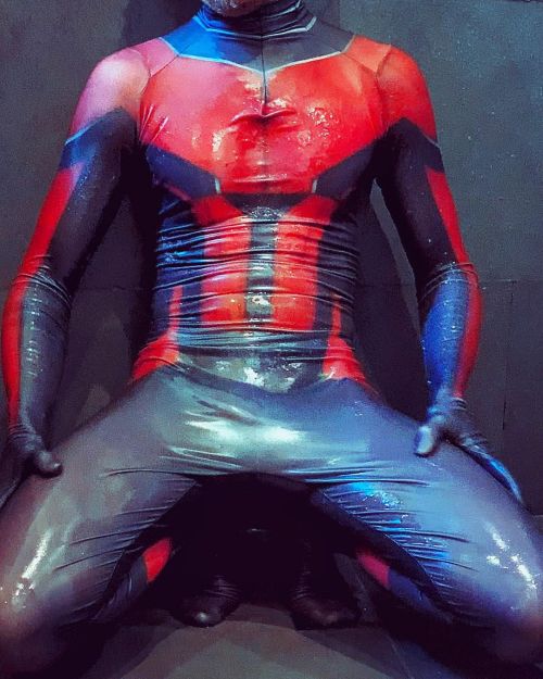 #lycra #spandexfetish #lycramen #spandexmen #lycrafetish #spandex #zenta #cosplay #cosplaysuits #wet