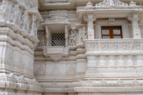 atlasobscura:  BAPS Shri Swaminarayan Sanstha Mandir - Bartlett, Illinois The BAPS Shri Swaminarayan Sanstha Mandir in the Chicago suburb of Bartlett is not just a mouthful, but also an eyeful with its traditional Indian design and marble construction.