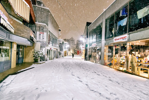 tokyo-fashion:Last week’s Tokyo snow storm as seen on the streets of Harajuku after dark.