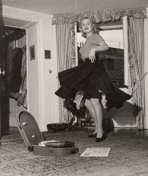 chickswithrecords:  “dance this mess around”