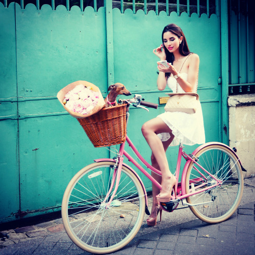 missmelissamelita: I love my pink bike! More pics, now up on www.elle.de/blog/berlin-paris Model: Me