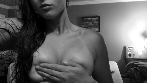 boobs-and-blondes:  Bewbs 