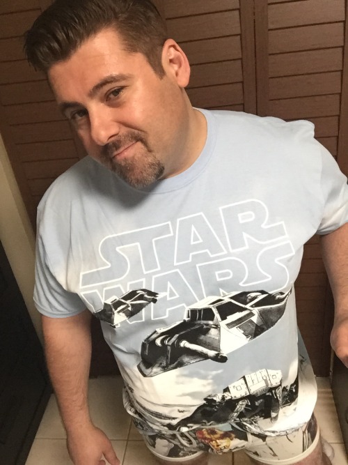 evoroil:  cubdar:  tribears:  “MAY THE 4TH BE WITH YOU”  Gorgeous man.  Geekery magnifies handsome…