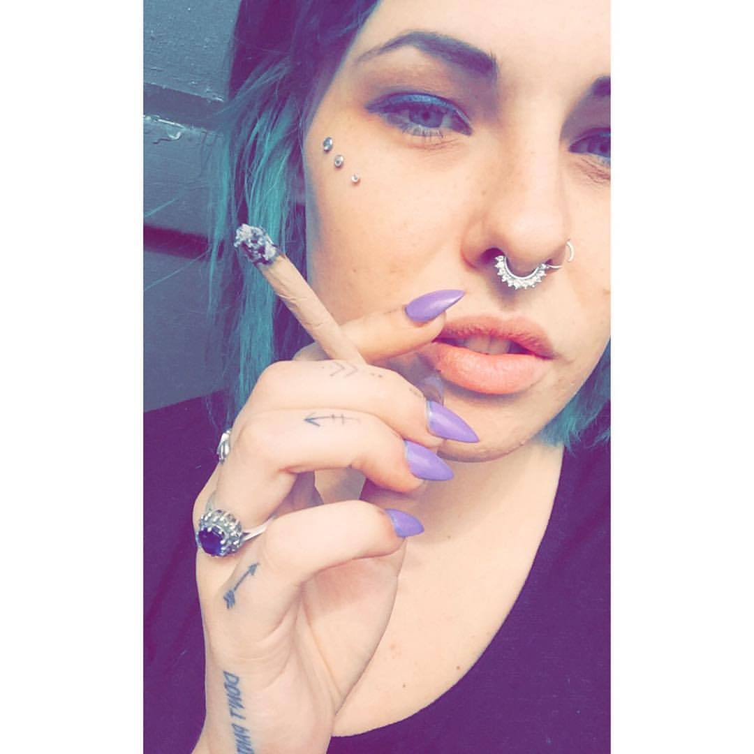 Stoner💚 #australiangirl #sexyunderwear #tattoos #alternative #camgirl #stoner