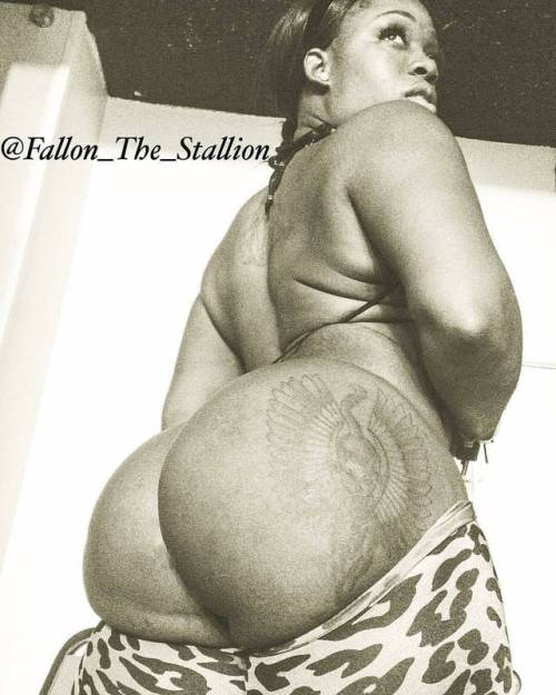 kornbredfed:  K O R N B R E D F E D @hellomynameisfallon  #kornbredfedgirl #Thickaf #ebonybeauty #eyecandy #thickerthanasnicker #melaninonatrillion #blackbeauty #thickestonig