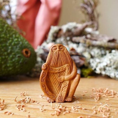 archiemcphee:  The Department of Extraordinary Upcycling was delighted to discover the work of Irish artist Jan Campbell who was struck by the inherent beauty of an avocado pit and began experimenting with scratching its surface and carving it. “Ever