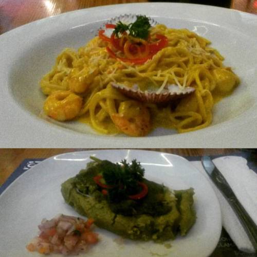 Peruvian food…… #SpaguettiConLangostinosAlAjiAmarillo #tamalitosverdes(en Embarcadero 