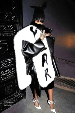 world-of-fashions:   fuckyeahrihanna:  Rihanna