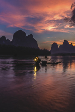 visualechoess:  Lijiang fishing boat - by: