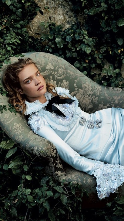 lesliaisonsdemarieantoinette:Natalia Vodianova, wearing Chanel Couture, in an Alice and Wonderland editorial. Photographed by Annie Leibovitz for Vogue.