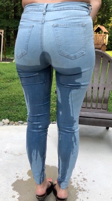 Wet ScarletIn this POV clip, you are home from work early and go in the backyard to find your girlfriend Scarlet sitting on the patio topless in tight jeans.  She stands up and acts surprised that you are home so early, and starts telling you that she